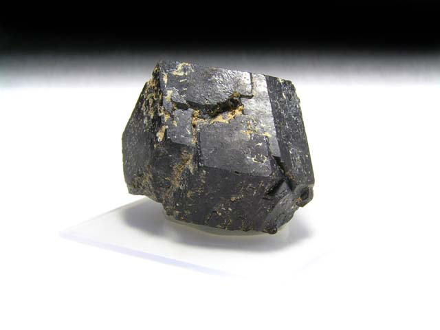 メラナイトは、アンドラライトの主成分の鉄がチタンに置き換わった漆黒のざくろ石です。