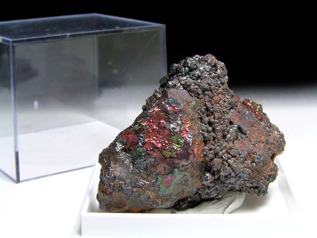 黒色の針鉄鉱の表面の薄い酸化皮膜での光の干渉により、虹色に輝くことから、虹の石と呼ばれます。