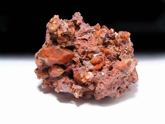 酸化鉄の混入により結晶結晶内部まで赤色に染まった、スペインバレンシア地方特産の赤水晶です。