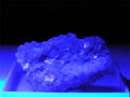 蛍石（八面体結晶、蛍光性：スペイン産）：蛍光状態