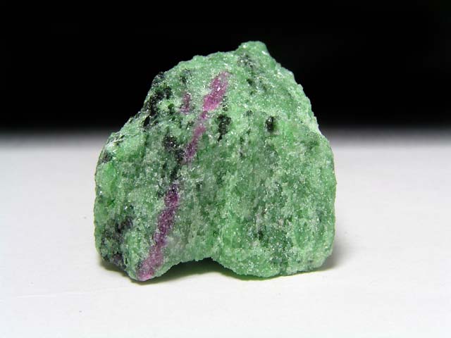 灰簾石は緑簾石の一種で、緑簾石の Fe3+ が Al に置き換わったものです。純粋な灰簾石は無色ですが、クロムの含有により緑色を呈しています。ルビーは、クロムの含有により赤色を発色します。