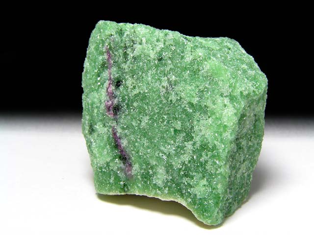灰簾石は緑簾石の一種で、緑簾石の Fe3+ が Al に置き換わったものです。純粋な灰簾石は無色ですが、クロムの含有により緑色を呈しています。ルビーは、クロムの含有により赤色を発色します。