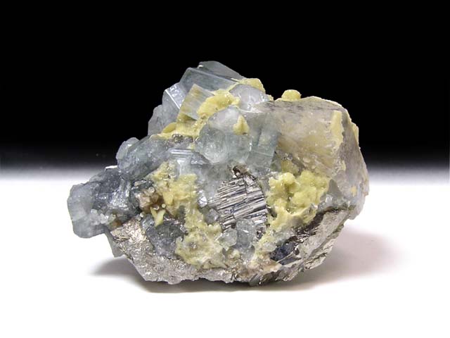 パナスケイラ鉱山は、タングステン鉱を産出するポルトガルの鉱山です。本鉱山は、燐灰石（アパタイト）、水晶、菱鉄鉱、トルマリンなどの結晶が共生する良質の標本を産出し、世界中のコレクターから絶賛されましたが、国家戦略上最重要な鉱山と位置づけられ、標本の搬出が制限されています。