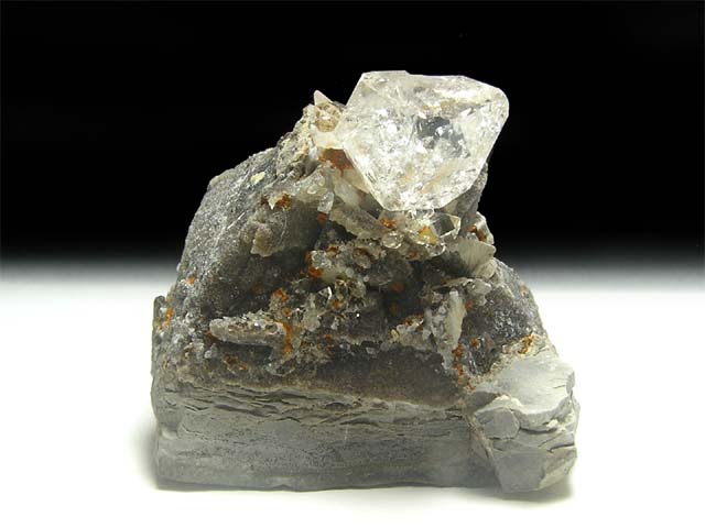 中生代ジュラ紀の堆積岩中の泥質ノジュール内に、結晶した水晶です。ハーキマー水晶のように、柱面が短く、透明で強い光沢を持つクリアな結晶は、「Quartz Diamant」や「Diamants de la　Drome」と呼ばれています。