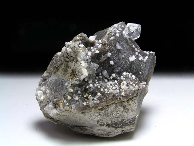 中生代ジュラ紀の堆積岩中の泥質ノジュール内に、結晶した水晶です。ハーキマー水晶のように、柱面が短く、透明で強い光沢を持つクリアな結晶は、「Quartz Diamant」や「Diamants de la　Drome」と呼ばれています。